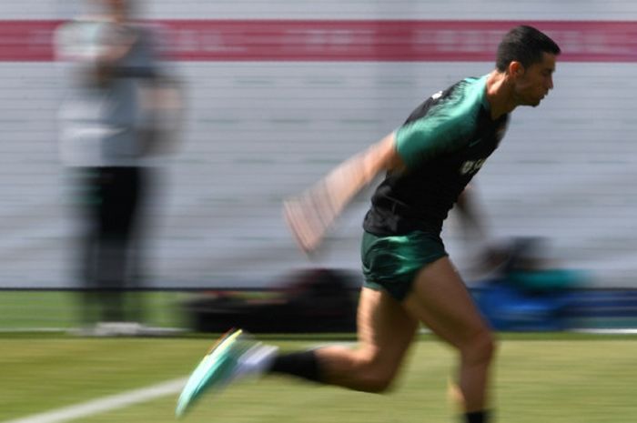 Megabintang Portugal, Cristiano Ronaldo, berlari dalam sesi latihan di Kratovo, Rusia pada 28 Juni 2018.