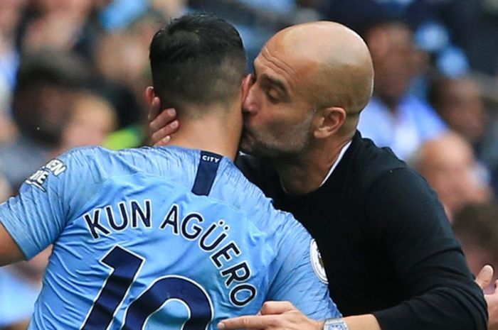 Pelatih Manchester City, Pep Guardiola (kanan), mencium Sergio Aguero yang ditarik keluar dalam laga Liga Inggris kontra Huddersfield Town di Stadion Etihad, Manchester pada 19 Agustus 2018.