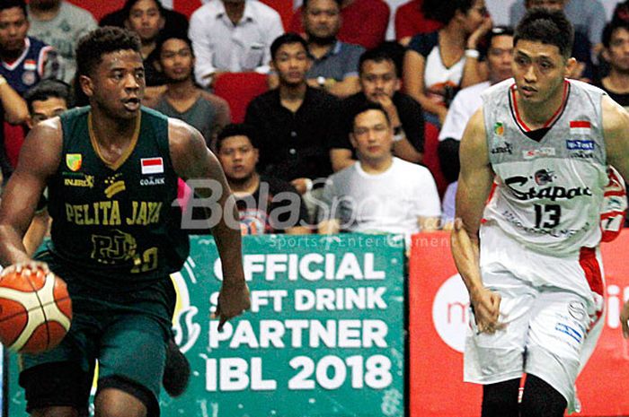 Aksi pebasket Pelita Jaya, Wayne Lyndon Bradford (kiri), saat mendribel bola dikawal pemain Stapac Jakarta, Ruslan, dalam laga pamungkas Seri VI Indonesia Basketball (IBL). Dalam duel di GOR UNY, Yogyakarta, Minggu (28/1/2018). 