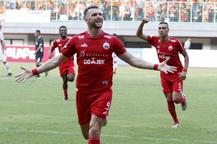 Selebrasi penyerang Persija Jakarta, Marko Simic setelah mencetak gol ke gawang Perseru Serui di Stadion Patriot Chandrabhaga, Bekasi, Senin (8/10/2018).