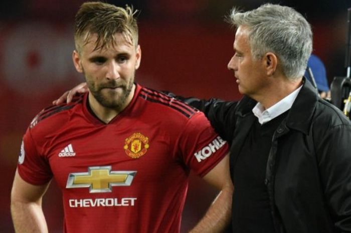 Jose Mourinho (kanan) menghibur Luke Shaw seusai Manchester United dikalahkan Tottenham Hotspur pada