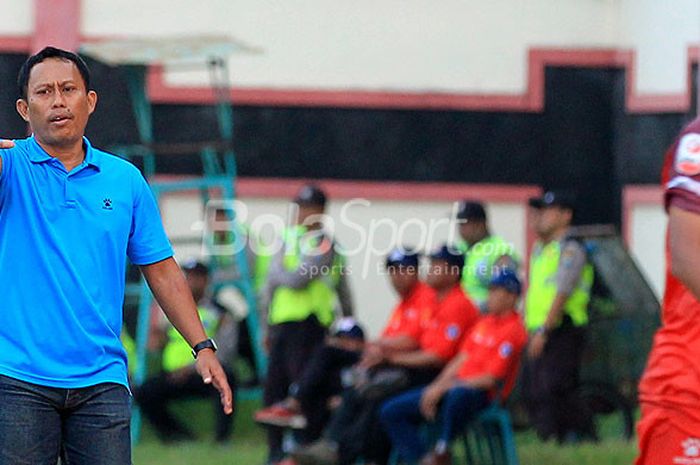 Pelatih Persigo Semeru FC, Putut Wijanarko, memberi instruksi kepada pemainnya saat melawan PS Mojokerto Putra pada laga pekan kelima Grup Timur Liga 2 di Stadion Semeru Lumajang, Jawa Timur, Senin (14/05/2018) sore.