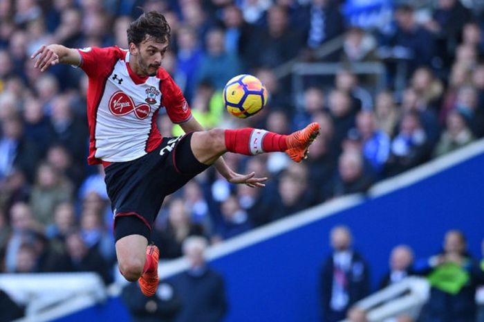 Striker Southampton, Manolo Gabbiadini, melompat untuk mengontrol bola dalam laga Liga Inggris kontra Brighton & Hove Albion di Stadion American Express Community, Brighton, pada 29 Oktober 2017.