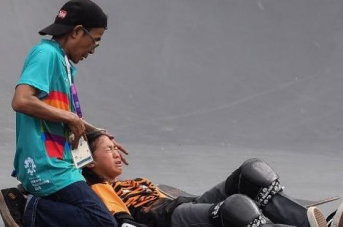 Atlet skateboard Malaysia, Christina Lai Grace,  mengalami cedera saat sesi pemanasan jelang final skateboard di Skateboard Stadium, Jakabaring Sports City, Rabu (29/8/2018). 