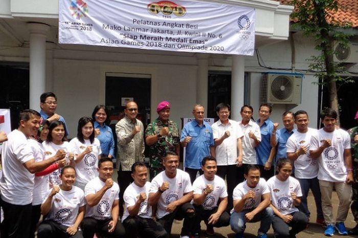 Para lifter dan pengurus PABBSI, serta Komandan Marinir berpose di depan gedung latihan baru tim angkat besi di Mako Pasmar 2, Jakarta Pusat, Rabu (1/11/2017).