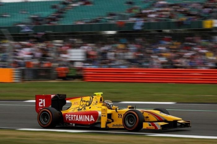 Pebalap Pertamina Arden asal Indonesia, Sean Gelael, memacu mobil pada balapan perdana (feature race) Formula 2 Hungaria di Hungaroring, Budapest, Sabtu (30/7/2017),