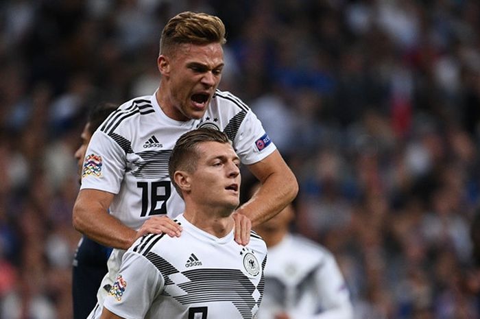 Gelandang Jerman, Toni Kroos (depan), merayakan gol yang dicetak ke gawang Prancis dalam laga UEFA Nations League di Stade de France, Saint-Denis, Prancis pada 16 Oktober 2018.