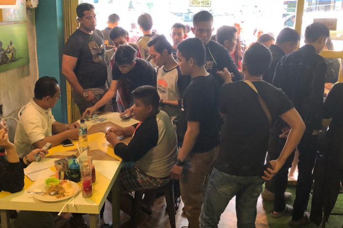 Suasana pembelian tiket Sriwijaya FC Vs Bali United di cafe SFC, Palembang Square.