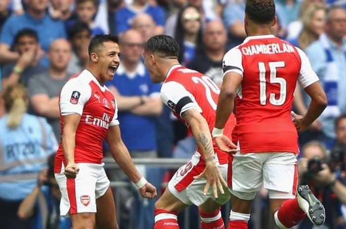 Penyerang Arsenal, Alexis Sanchez, merayakan gol yang ia cetak ke gawang Chelsea pada laga final Piala FA di Stadion Wembley, London, Inggris, 27 Mei 2017.