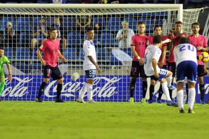 Tendangan bebas Luis Milla Manzanares saat CD Tenerife berjumpa AD Alcorcon di Stadion Estadio Helio