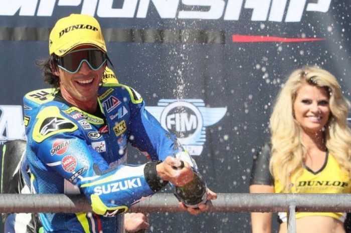 Toni Elias saat merayakan kemenangannya pada ajang MotoAmerica