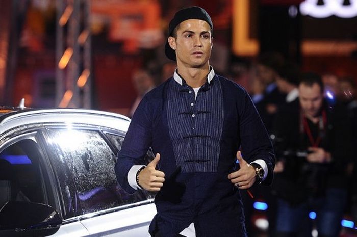 Megabintang Real Madrid, Cristiano Ronaldo, menerima mobil Audi RS Quattro di Carlos Sainz Center, Madrid, Spanyol, 4 November 2016.