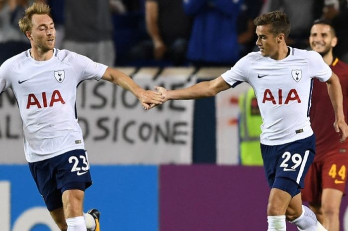 Gelandang Tottenham Hotspur, Harry Winks (kiri), melakukan selebrasi bersama Christian Eriksen di pertandingan International Champions Cup 2017 melawan AS Roma di Red Bull Arena, Rabu (26/7/2017) pagi WIB.