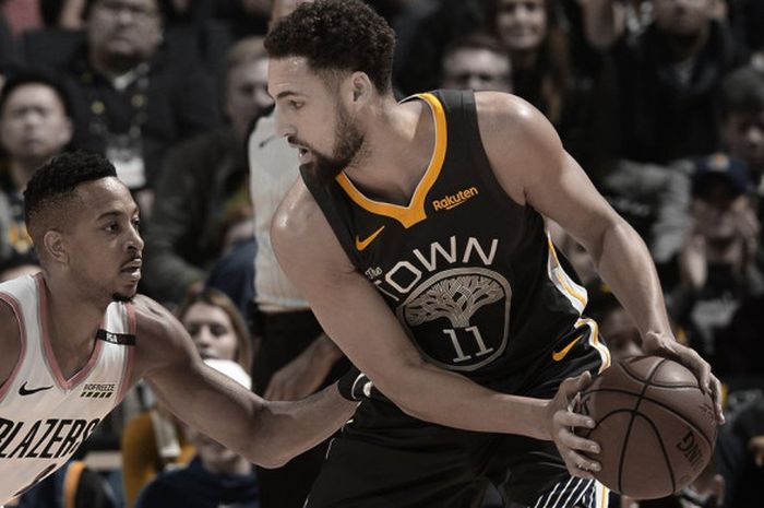 Pemain Golden State Warriors, Klay Thompson (#11), saat berusaha melewati penjagaan pemain Portland Trail Blazers pada laga lanjutan NBA 2018/19, Jumat (23/11/2018) waktu Amerika Serikat.