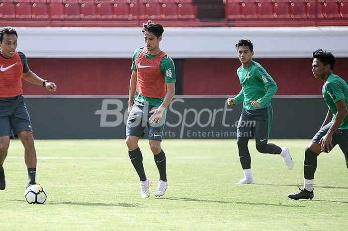 Asisten pelatih timnas U-23, Bimasakti Tukiman (kiri) ikut berlatih dalam pemusatan latihan di Stadion Kapten I Wayan Dipta, Gianyar, Selasa (24/7/2018).