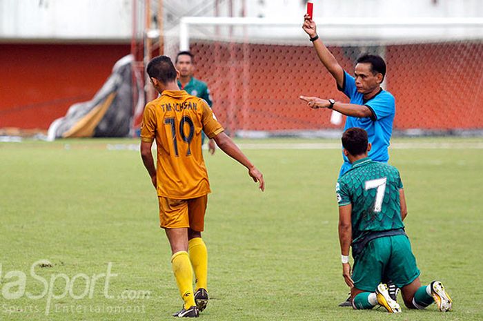 Gelandang Bhayangkara FC, Teuku Muhammad Ichsan (kiri), mendapat kartu merah dari wasit dalam laga uji coba melawan PSS Sleman di Stadion Maguwoharjo, Sleman, Rabu (28/2/2018).