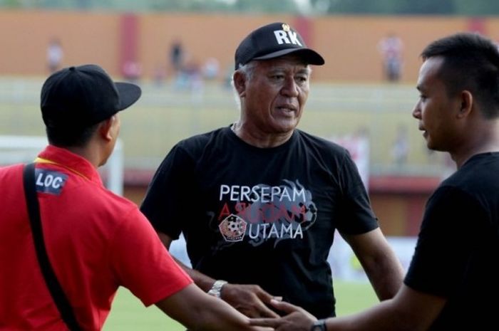 Pelatih Persepam Madura, Rudy William Keltjes (tengah), seusai laga home perdana saat melawan Persat