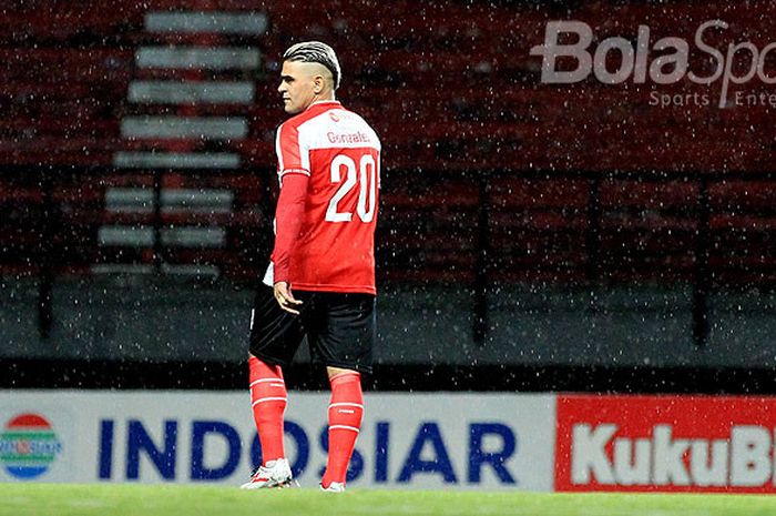 Striker Madura United, Cristian Gonzales, saat tampil melawan Perseru Serui pada hari pertama laga kedua Piala Presiden 2018 Grup C di Stadion Gelora Bung Tomo Surabaya, Jawa Timur, Kamis (18/01/2018) malam.