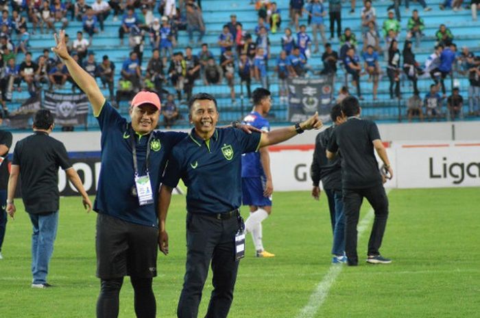   Pelatih PSIS Semarang, Jafri Sastra (kanan) dan pelatih fisik Budi Kurnia (kiri) setelah laga PSIS Semarang Vs Perseru Serui di Stadion Moch Soebroto, Magelang, Minggu (23/9/2018).  