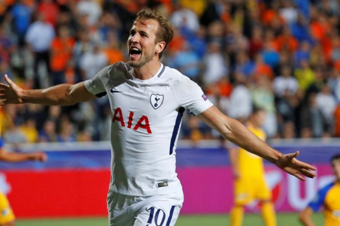 Striker Tottenham Hotspur, Harry Kane, merayakan gol yang dia cetak ke gawang APOEL FC dalam laga Grup H Liga Champions di Stadion GSP, Nicosia, Siprus, pada 26 September 2017.