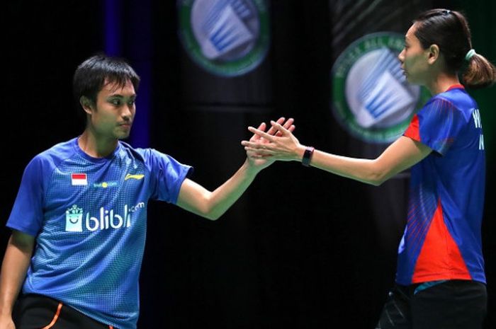 Pasangan ganda campuran Indonesia, Hafiz Faisal/Gloria Emanuelle Widjaja, melakukan tos pada laga babak kedua All England 2018 menghadapi Tontowi Ahmad/Liliyana Natsir. Hafiz/Gloria menang dengan skor 18-21, 21-15, 30-29 di Arena Birmingham, Inggris, Kamis 15/3/2018).