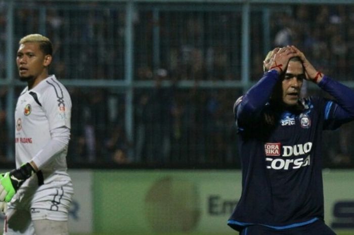 Ekspresi striker Arema FC, Cristian Gonzales (kanan), pada laga semifinal kedua Piala Presiden 2017 di Stadion Kanjuruhan, Kabupaten Malang, Minggu (5/3/2017).