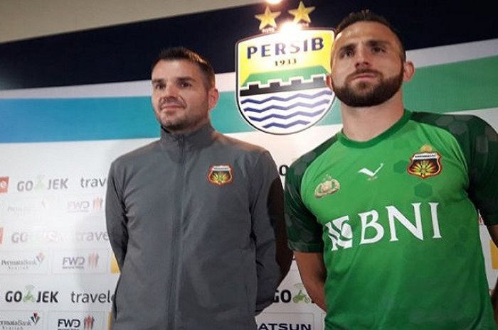 Ilija Spasojevic (kanan) dan Simon McMenemy (kiri) dalam konferensi pers di Graha Persib, Sabtu (23/9/2017). 