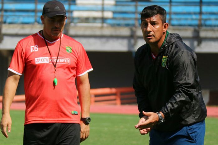 Pelatih Persebaya, Angel Alfredo Vera (kanan) bersama asistennya, Esteban Busto saat memimpin anak asuhnya berlatih di Gelora Bung Tomo, Kota Surabaya, Rabu (21/2/2018) sore. 