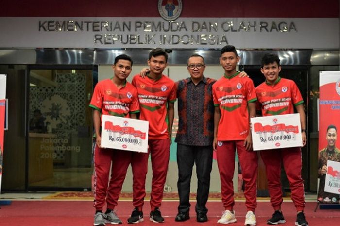 Kemenpora berpose dengan timnas sepak bola U-19 dalam acara pemberian bonus di Kantor Kemenpora, Senayan, Jakarta, Rabu (5/12/2018).