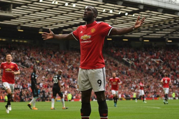 Striker Manchester United, Romelu Lukaku, merayakan gol yang dia cetak ke gawang West Ham United dalam laga Liga Inggris di Stadion Old Trafford, Manchester, pada 13 Agustus 2017.