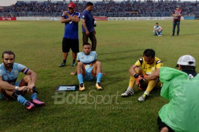 Para pemain Persela Lamongan terpukul mendengar kabar duka kepergian kiper Choirul Huda, Minggu (15/10/2017).