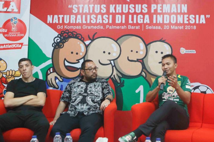 Pemain asal Uruguay, Ronald Fagundez. Deputi Sekjen PSSI, Marco Garcia Paulo, dan  Presiden Klub Persebaya Surabaya, Azrul Ananda dalam Forum Diskusi BOLA, Selasa (20/3/2018).