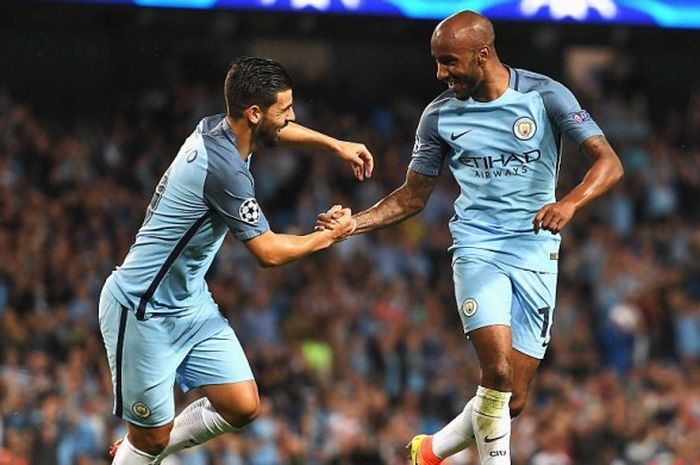 Gelandang Manchester City, Fabian Delph (kanan), merayakan gol yang dia cetak ke gawang Steaua Bucuresti bersama rekan setim, Nolito, dalam laga Liga Champions di Stadion Etihad, 24 Agustus 2016.