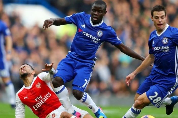 Gelandang Chelsea, N'Golo Kante, memenangi duel kontra pemain Arsenal, Francis Coquelin, pada laga Premier League antara Chelsea dan Arsenal di Stamford Bridge, London, pada Sabtu (4/2/2017).