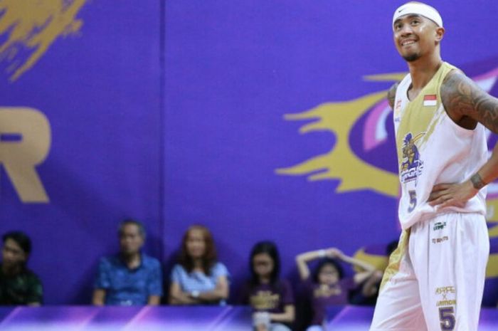 Guard CLS Knights Indonesia, Mario Wuysang, bereaksi saat melakoni laga melawan wakil China, Chong Son Kung Fu, pada lanjutan laga ABL 2017-2018 di GOR Kertajaya, Surabaya, Jawa Timur, Sabtu (6/1/2018).