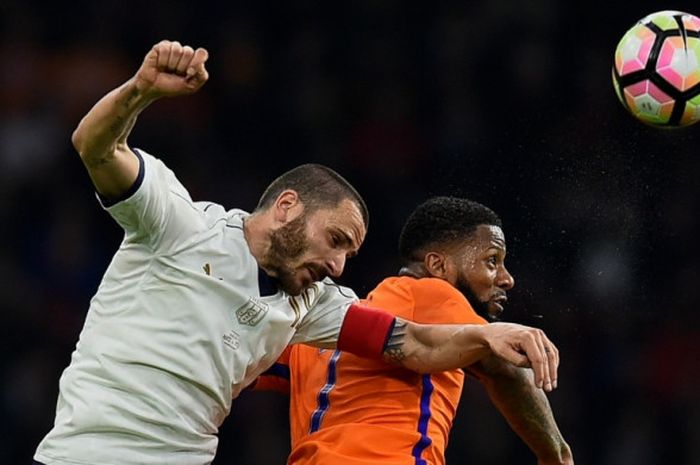 Aksi Leonardo Bonucci (kiri) dalam partai uji coba antara Italia dan Belanda di Amsterdam Arena, 28 Maret 2017.