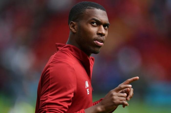 Reaksi Daniel Sturridge saat melakukan pemanasan jelang duel Liga Inggris antara Liverpool dan Crystal Palace di Anfield, 19 Agustus 2017.