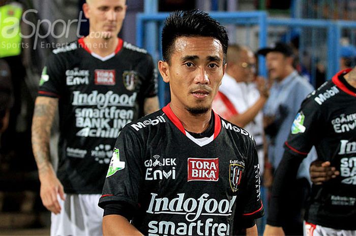   Gelandang Bali United, Muhammad Taufiq, memasuki lapangan menjelang dimulainya laga melawan Madura United pada pekan ke-12 Liga 1 2018 di Stadion Gelora Bangkalan, Jawa Timur, Minggu (03/06/2018).  