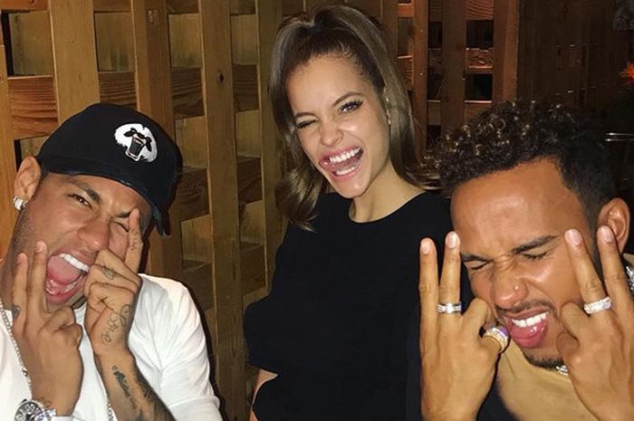 Neymar (kiri), Barbara Palvin (tengah), dan Lewis Hamilton (kanan).