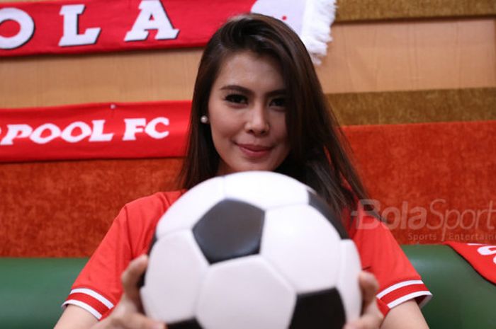 Andini Nurmalasari ketika berkunjung ke kantor Tabloid BOLA dan BolaSport.com pada Jumat (22/9/2017).