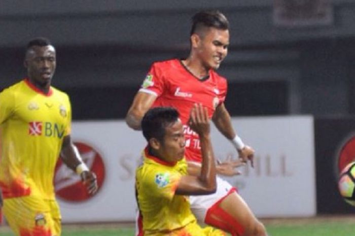 Bek Persija Jakarta, Rezaldi Hehanusa, saat berjibaku dengan pemain Bhayangkara FC di Stadion Patriot, Bekasi, Sabtu (29/7/17).