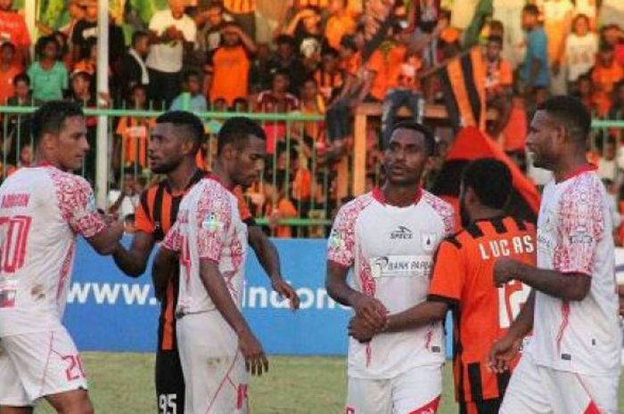 Perseru Serui saat hadapi Persipura Jayapura di Stadion Marora, Serui.