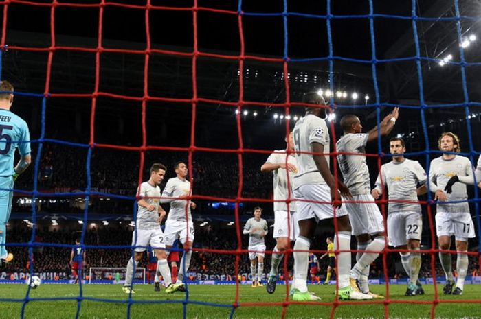 Para pemain Machester United merayakan gol ketiga tim ke gawang CSKA Moskva dalam lanjutan Grup A Liga CHampions 2017-2018 di Stadion VEB Arena, Moskow, Rusia, pada Rabu (27/9/2017).