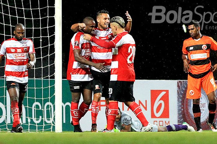 Striker Madura United, Cristian Gonzales (kanan), merayakan gol bersama rekan setimnya, Greg Nwokolo (kiri) dan Raphael Maitimo, saat tampil melawan Perseru Serui pada hari pertama laga kedua Piala Presiden 2018 Grup C di Stadion Gelora Bung Tomo Surabaya, Jawa Timur, Kamis (18/01/2018) malam.