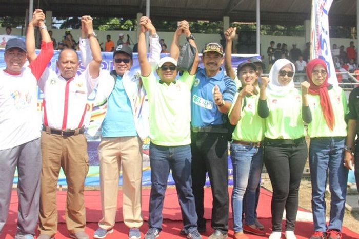 Deputi III Kemenpora Bidang Pembudayaan Olahraga, Raden Isnanta didampingi Exco PSSI Bidang Pembinaan Usia Muda Hidayat dan Penanggung Jawab Pelaksana Liga Sepakbola Pelajar Piala Menpora 2017, Subagja Suihan.