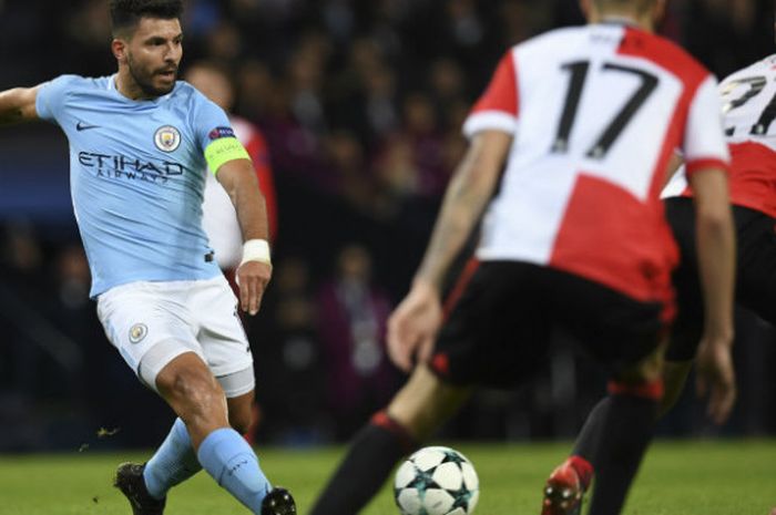 Aksi striker Manchester City, Sergio Aguero, dalam laga kontra Feyenoord di Etihad Satdium, Selasa (21/11/2017)