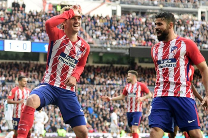 Penyerang Atletico Madrid, Antoine Griezmann (kiri), merayakan golnya ke gawang Real Madrid dalam laga Liga Spanyol di Stadion Santiago Bernabeu, Madrid pada 8 April 2018.