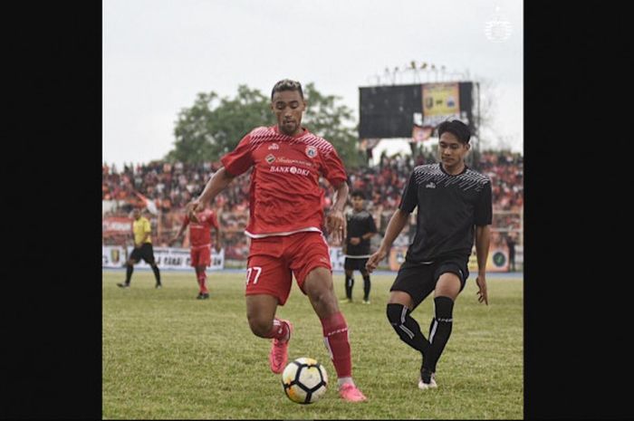 Aksi pemain anyar Persija Jakarta, Bruno Oliveira de Matos alias Bruno Matos pada laga amal babak pertama kontra Lampung All Star, di Stadion Way Halim, Lampung, Minggu (13/1/2019).