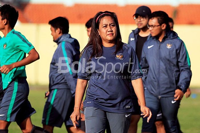 Psikolog Timnas U-16  Indonesia, Laksmiari Saraswati, mendampingi latihan rutin selama Training Center yang diikuti 27 pemain di Stadion Jenggolo Sidoarjo, Jawa Timur, pada Selasa (26/06/2018) sore untuk persiapan menghadapi Piala AFF U-15 2018.