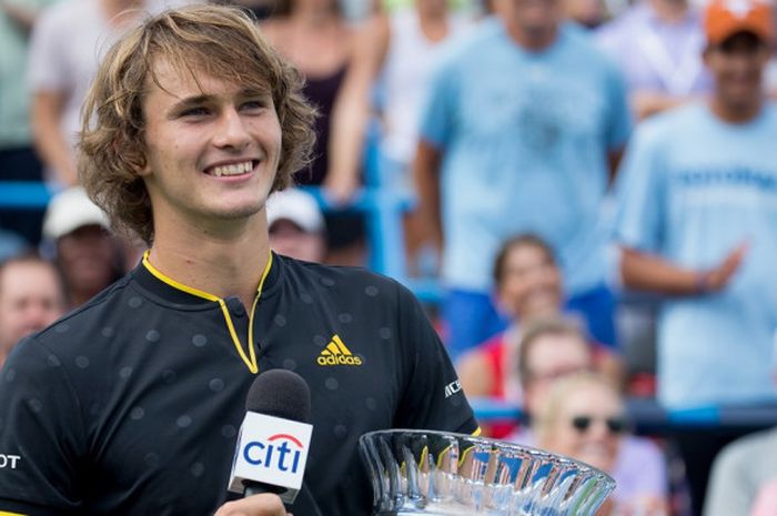 Petenis putra Jerman, Alexander Zverev, berpose dengan trofi juara yang diraihnya dari turnamen Citi Open di William H.G. FitzGerald Tennis Center, Washington, DC, Amerika Serikat, Minggu (6/8/2017).